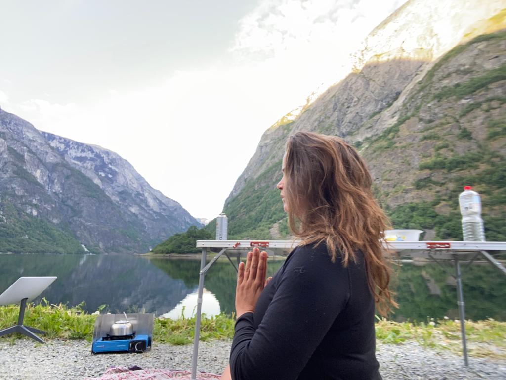 yoga bij het meer in Noorwegen